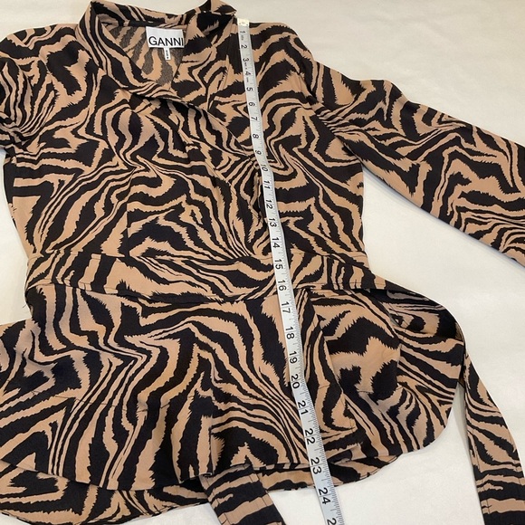 Ganni animal Print Skirt Sets Top Surplice Neck Buttoned Front Skirt Sz 6 and 4 - Picture 13 of 16